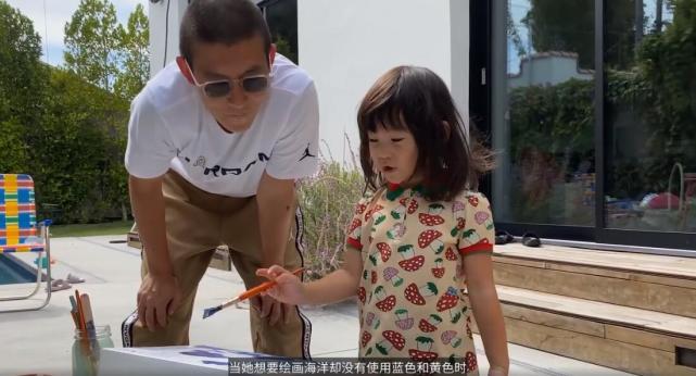 陈冠希|陈冠希女儿接新代言，Alaia长发披肩坐椅子上抿嘴笑好可爱