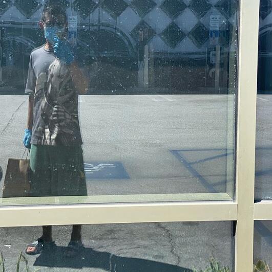 陈冠希|陈冠希女儿接新代言，Alaia长发披肩坐椅子上抿嘴笑好可爱