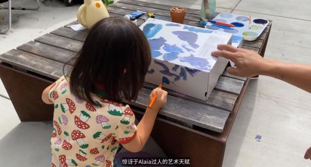 陈冠希|陈冠希女儿接新代言，Alaia长发披肩坐椅子上抿嘴笑好可爱