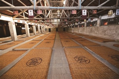 晨风穿过洋河酒厂的老厂区大门,梦之蓝中央酒区静静矗立在那里,将燥人