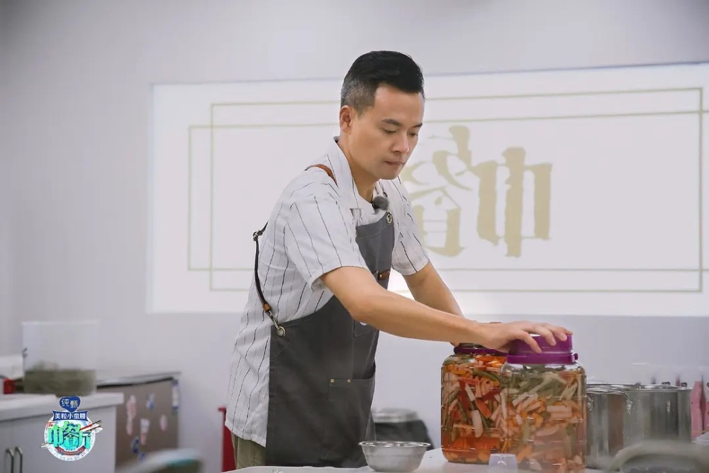 张亮|张亮买鱼养着玩，林述巍买5元菜却被质问，同是厨师两人地位悬殊