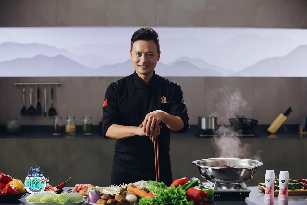 张亮|张亮买鱼养着玩，林述巍买5元菜却被质问，同是厨师两人地位悬殊