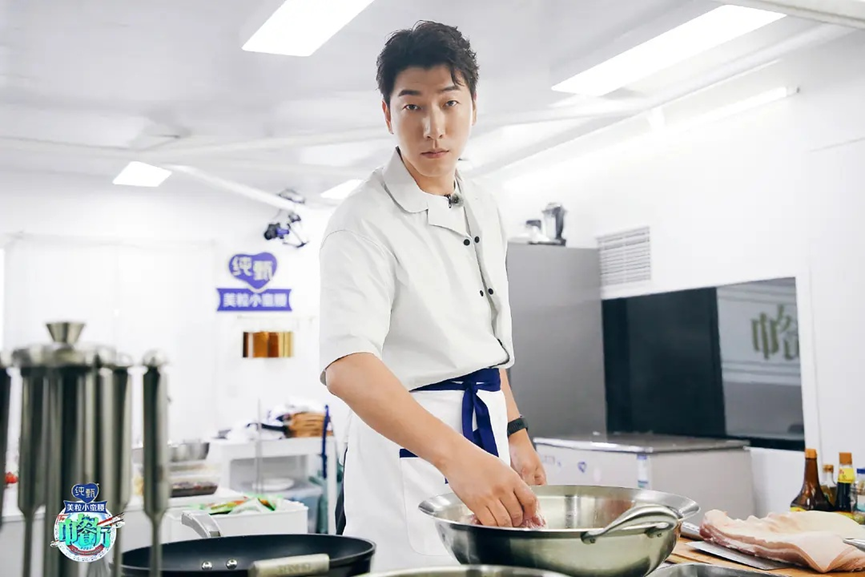 张亮|张亮买鱼养着玩，林述巍买5元菜却被质问，同是厨师两人地位悬殊