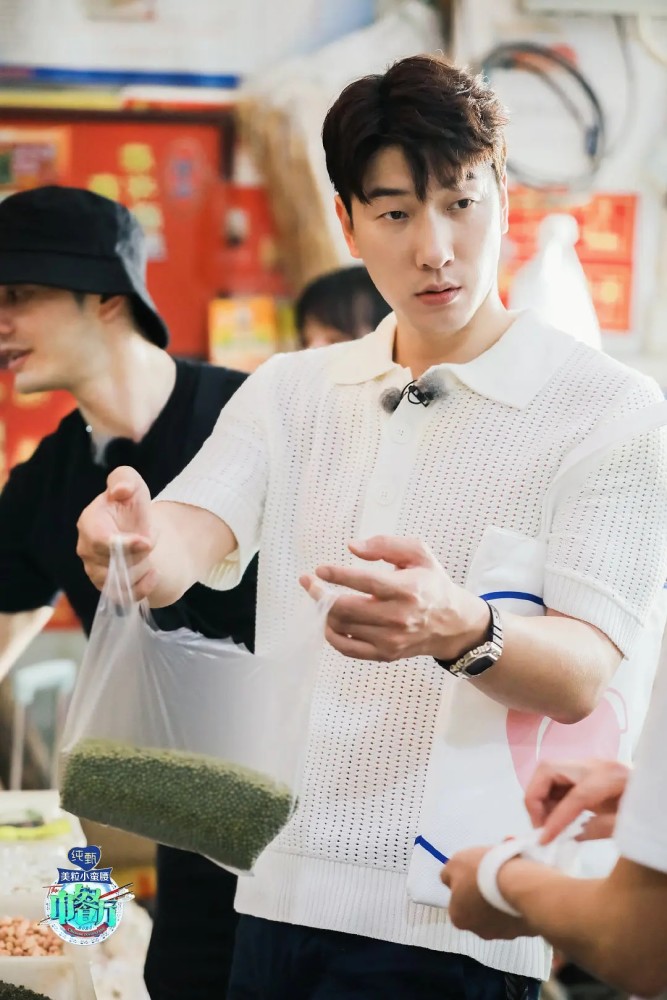 张亮|张亮买鱼养着玩，林述巍买5元菜却被质问，同是厨师两人地位悬殊