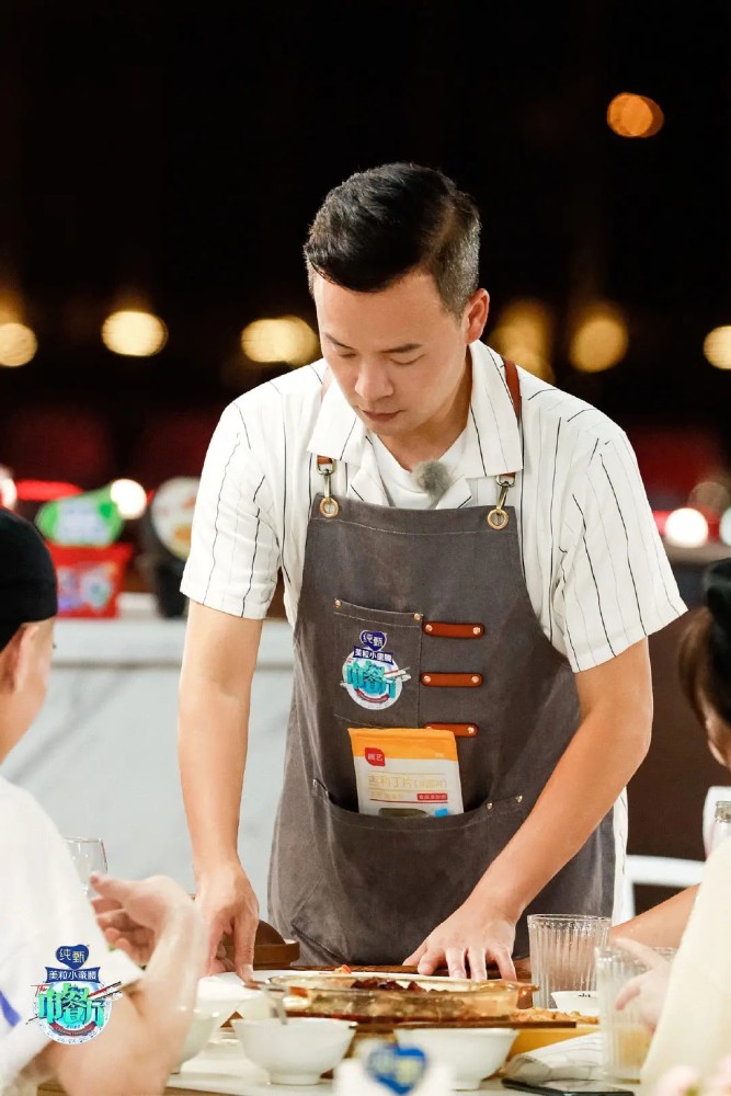 张亮|张亮买鱼养着玩，林述巍买5元菜却被质问，同是厨师两人地位悬殊