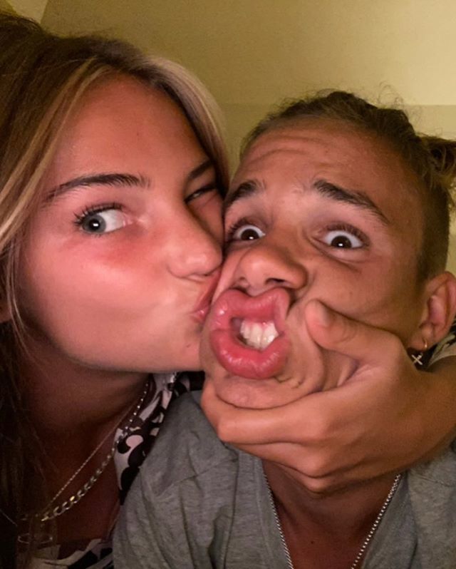 罗密欧·贝克汉姆|贝克汉姆次子成年了，17岁模特女友晒多张甜蜜照，颜值肤色都般配