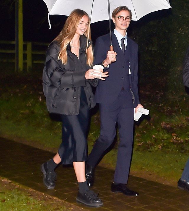 罗密欧·贝克汉姆|贝克汉姆次子成年了，17岁模特女友晒多张甜蜜照，颜值肤色都般配