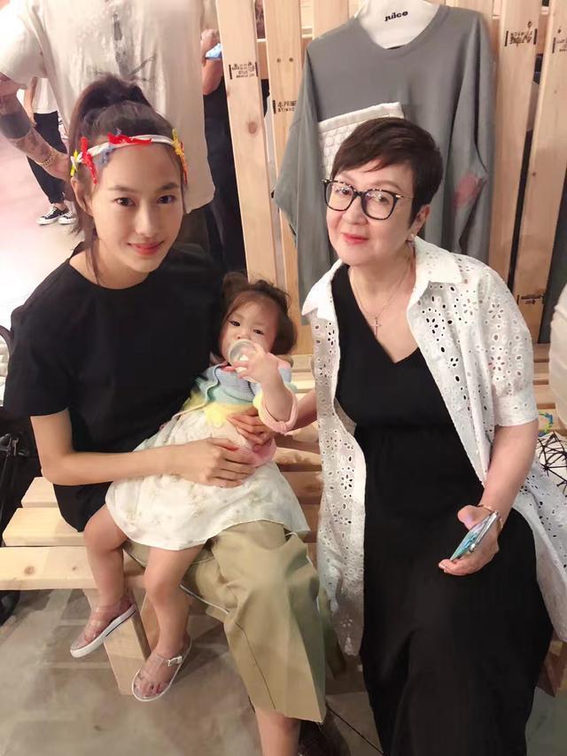 陈冠希|陈冠希发文报喜，3岁陈拉雅手握代言超5个，遗传超模妈妈气质