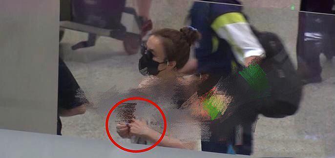 吴昕|大佬出街？吴昕现身机场遇大批粉丝接机，安保开道待遇好却太夸张