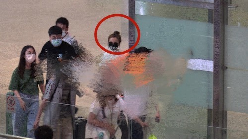 吴昕|大佬出街？吴昕现身机场遇大批粉丝接机，安保开道待遇好却太夸张