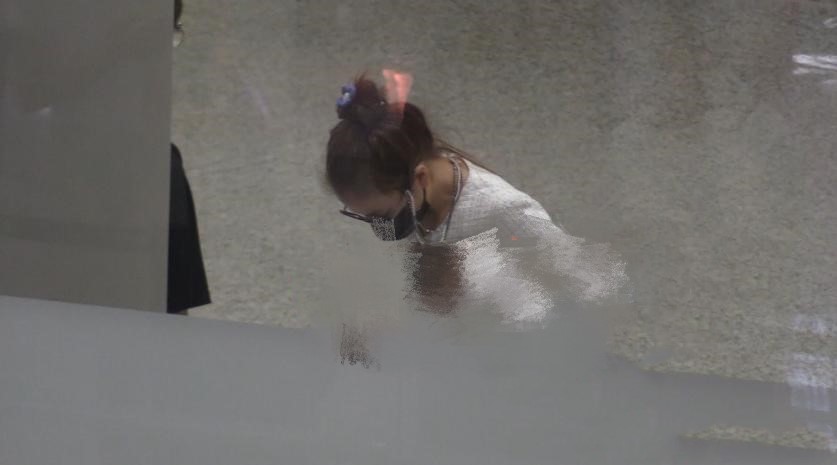 吴昕|大佬出街？吴昕现身机场遇大批粉丝接机，安保开道待遇好却太夸张