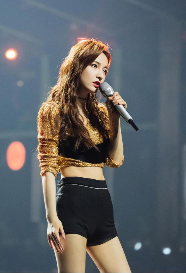 吴昕|大佬出街？吴昕现身机场遇大批粉丝接机，安保开道待遇好却太夸张