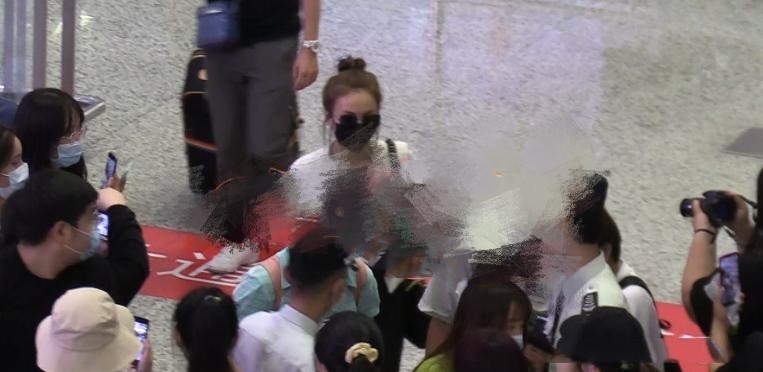 吴昕|大佬出街？吴昕现身机场遇大批粉丝接机，安保开道待遇好却太夸张