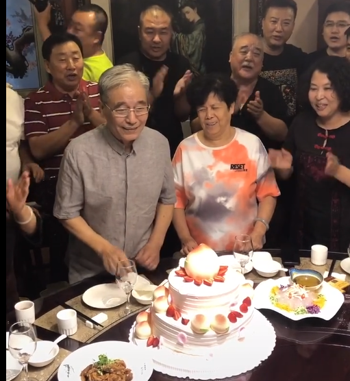 相声|著名相声大师马志明过75岁生日，满头白发的样子让人看了心疼