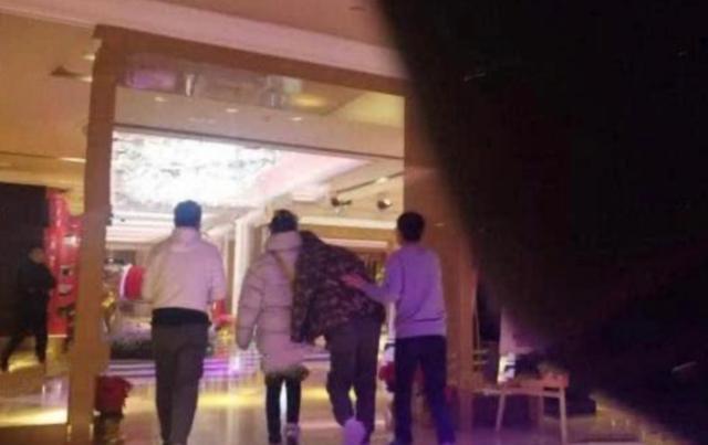 王凯|38岁王凯与俩美女聚餐，大步快走急见面，目不转睛看女方眼里泛光