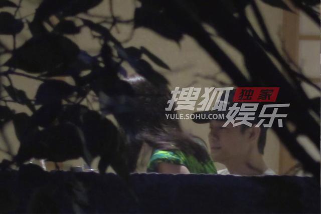 王凯|38岁王凯与俩美女聚餐，大步快走急见面，目不转睛看女方眼里泛光