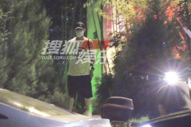 王凯|38岁王凯与俩美女聚餐，大步快走急见面，目不转睛看女方眼里泛光