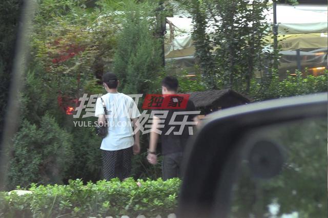 王凯|38岁王凯与俩美女聚餐，大步快走急见面，目不转睛看女方眼里泛光