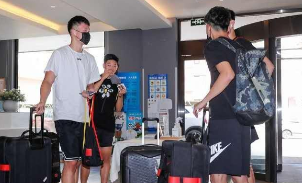 易建联|广东一夜三消息：阿联治疗费用报销，三少抵达北京，朱总提拔3人