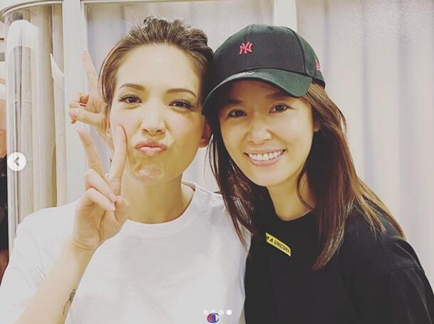 林心如|林心如为女儿做早餐后晒自拍，闺蜜赞她是一百分妈妈，她却倍感无奈