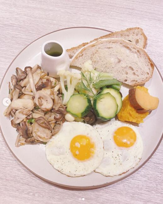 林心如|林心如为女儿做早餐后晒自拍，闺蜜赞她是一百分妈妈，她却倍感无奈