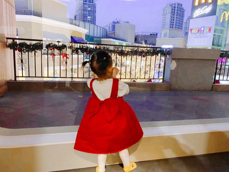 孙怡|孙怡获三岁女儿掌镜拍美照，全素颜超耐打，大福摄影技术越来越好