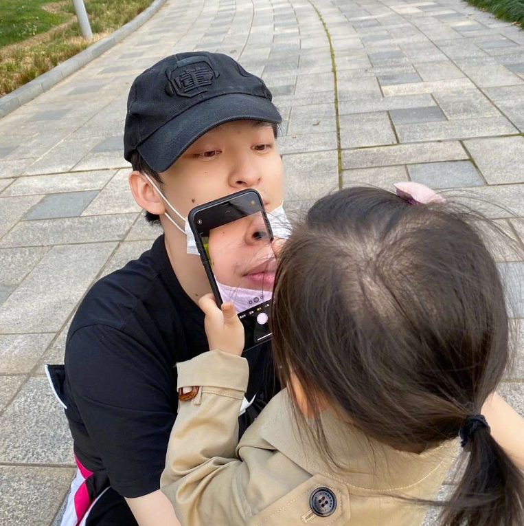 孙怡|孙怡获三岁女儿掌镜拍美照，全素颜超耐打，大福摄影技术越来越好