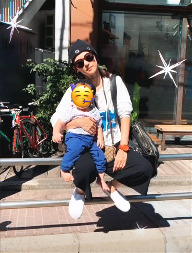 张柏芝|张柏芝宣布封肚后晒近照，小儿子出镜，对他母爱满满