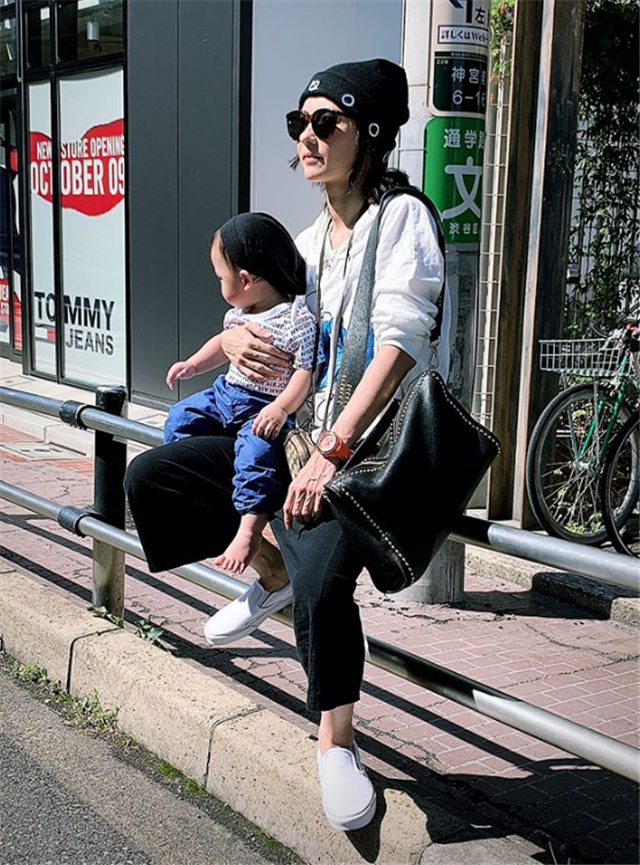 张柏芝|张柏芝宣布封肚后晒近照，小儿子出镜，对他母爱满满
