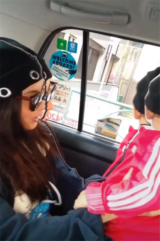 张柏芝|张柏芝宣布封肚后晒近照，小儿子出镜，对他母爱满满