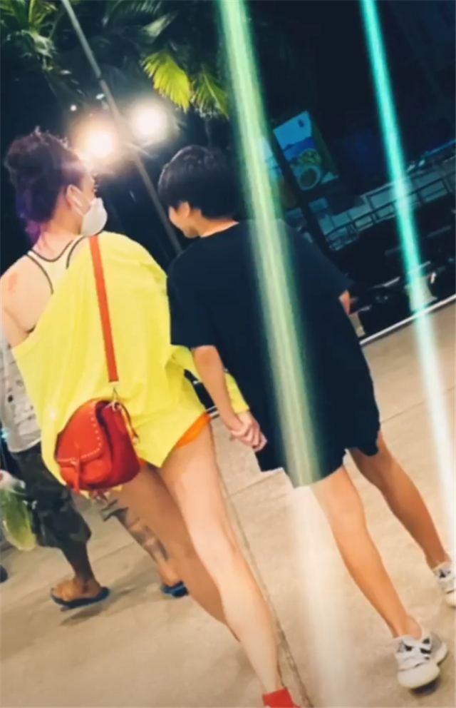 张柏芝|张柏芝宣布封肚后晒近照，小儿子出镜，对他母爱满满