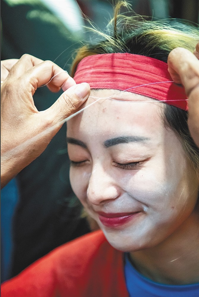 一门古老的美容术绞面,在海南本地称呼有多种,有的地方叫"挽面",有的