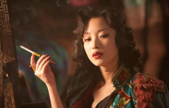 张天爱|吴秀波糊了后，为何是张天爱扛旗？学倪妮走时尚路的她扛得动？