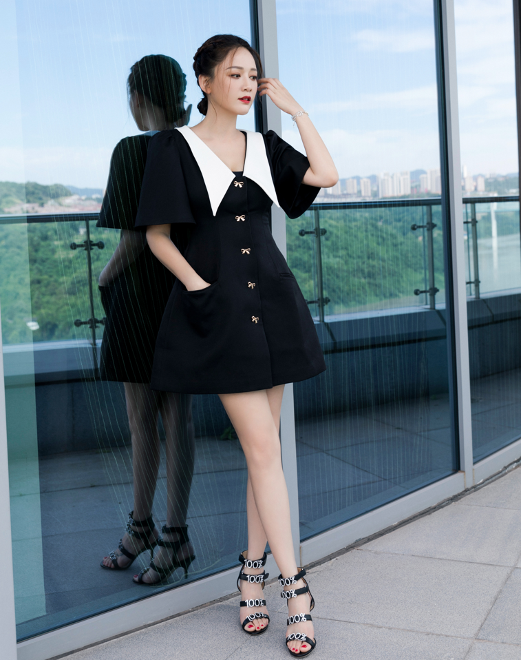 陈乔恩恋爱后穿搭变了,非要挑战"100%高跟鞋",这腿太绝了