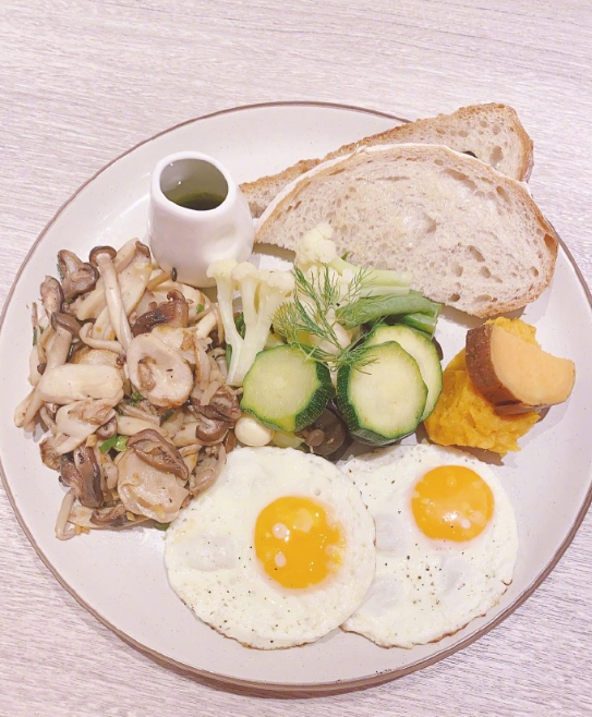 林心如|44岁林心如罕晒自拍照，分享双人份早餐，与霍建华夫妻相十足