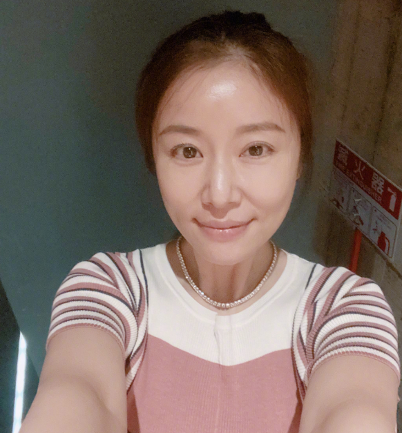 林心如|44岁林心如罕晒自拍照，分享双人份早餐，与霍建华夫妻相十足