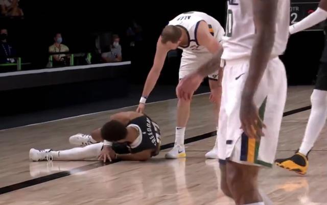 打不赢就废人爵士阴招引怒穆雷口曼巴愤怒甩手太霸气