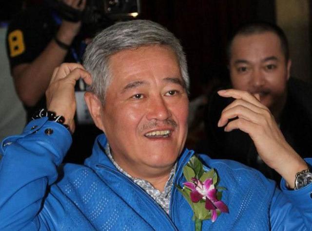 赵本山|赵本山手头开始吃紧，透露养不起私人飞机，欲半折出售却无人问津