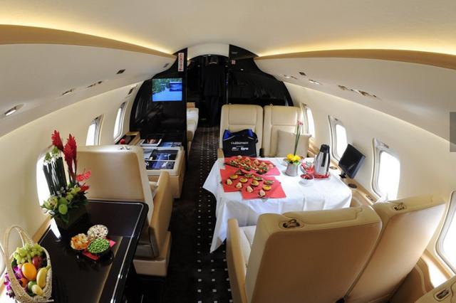 赵本山|赵本山手头开始吃紧，透露养不起私人飞机，欲半折出售却无人问津