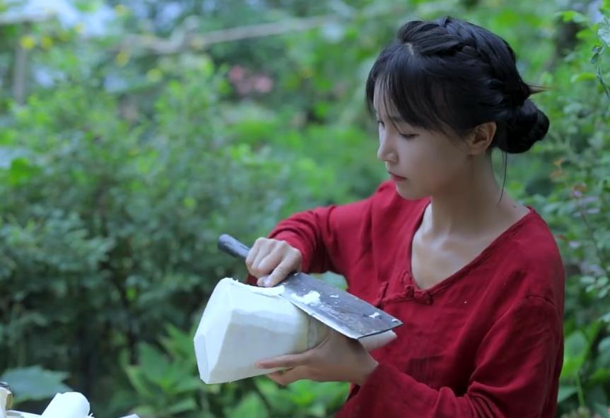 李子柒的螺蛳粉广受关注不断钻研口味让传统美食被更多人了解