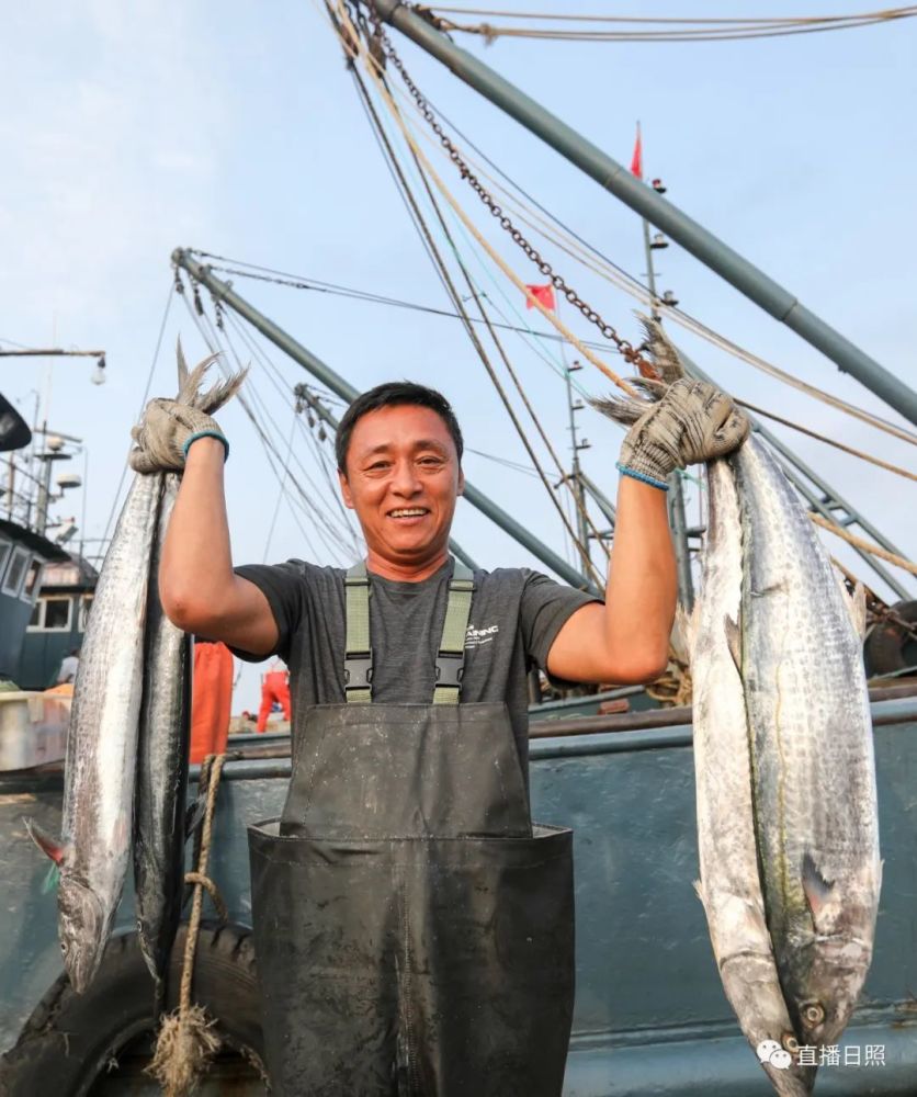 来了来了日照出海渔船满载而归价格也帮你打听好了