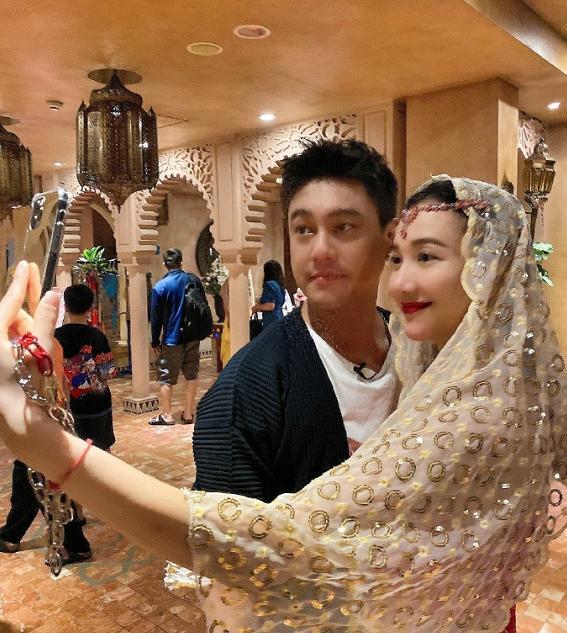 41岁朱孝天晒与老婆出游照减肥成功变帅不少不生孩子也幸福