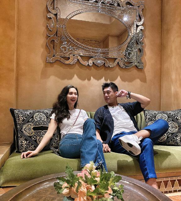 朱孝天|41岁朱孝天晒与老婆出游照，减肥成功变帅不少，不生孩子也幸福