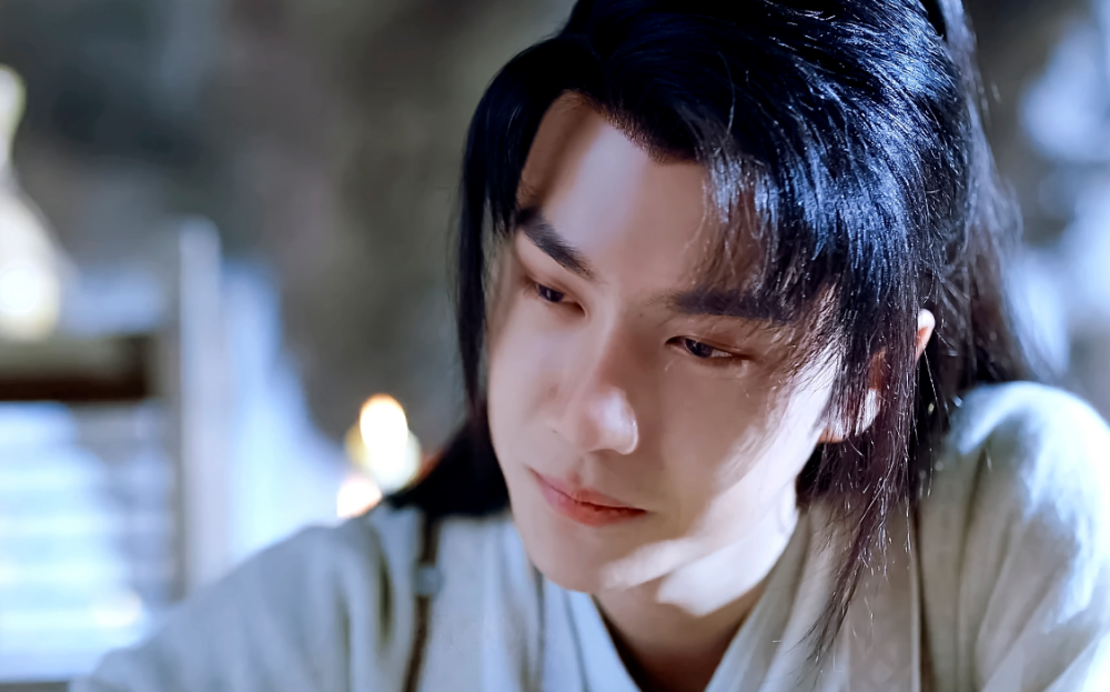 王一博|《有翡》王一博裸戏路透，身材被嘲却符合原著，粉丝担心走《陈情令》后路