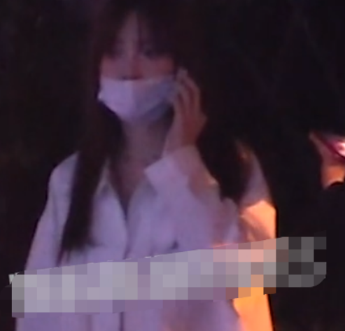 李小璐|李小璐深夜参加游艇派对，神秘男子全程跟随，喝水只需用手一指