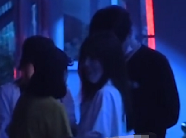 李小璐|李小璐深夜参加游艇派对，神秘男子全程跟随，喝水只需用手一指