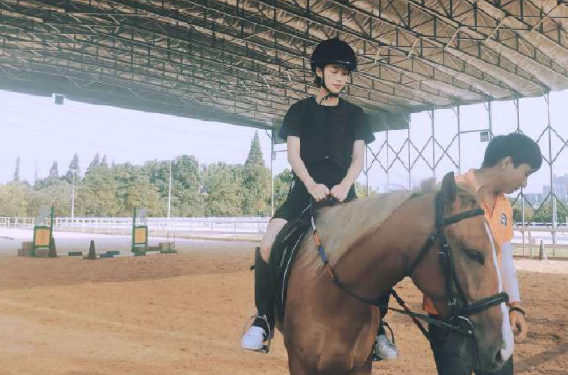 蓝盈莹|蓝盈莹晒骑马照引热议，与前男友曹骏卡点晒照，被指要复合了