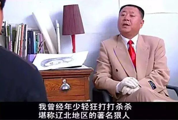 《马大帅》中,范伟饰演范德彪《耳朵大有福》里的王抗美的原型就是