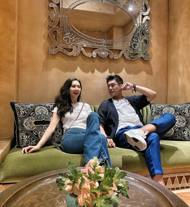 f4朱孝天与妻子秀合影,对视太甜蜜!因患基因疾病欲让妻子冻卵