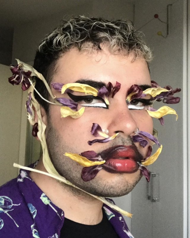 他在脸上搭建水族馆,贴帆布粘铆钉